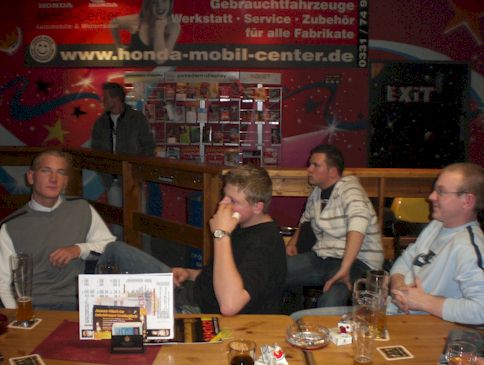 Kameraden auf der Bowlingbahn